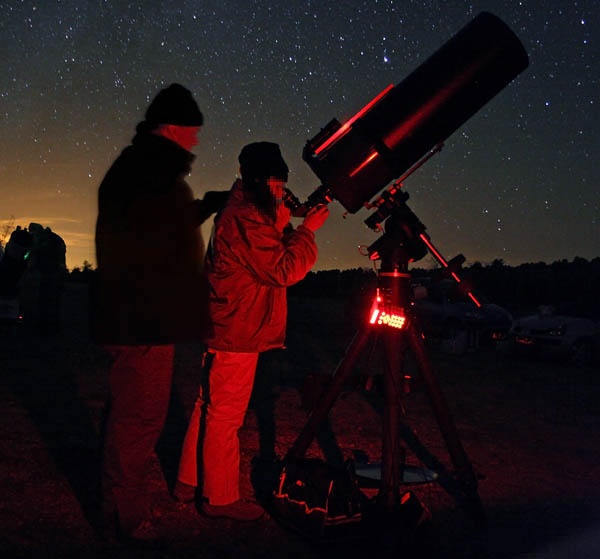 Hobby-Astronomen im Cuenca Mountains Natural Park in Spanien, 170 km westlich von Madrid. Das Licht im Hintergrund ist nicht die Dämmerung, sondern der Lichtkegel von Madrid.